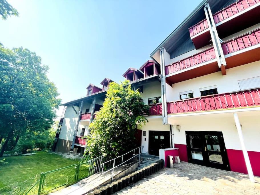 Fewo 20 - Appartement Im Rottalblick - Youngmodern Wohnen, Tiere Willkommen, Bademantelgang Zur Therme, Tv Und Balkon Bad Griesbach (Bavaria) Ngoại thất bức ảnh